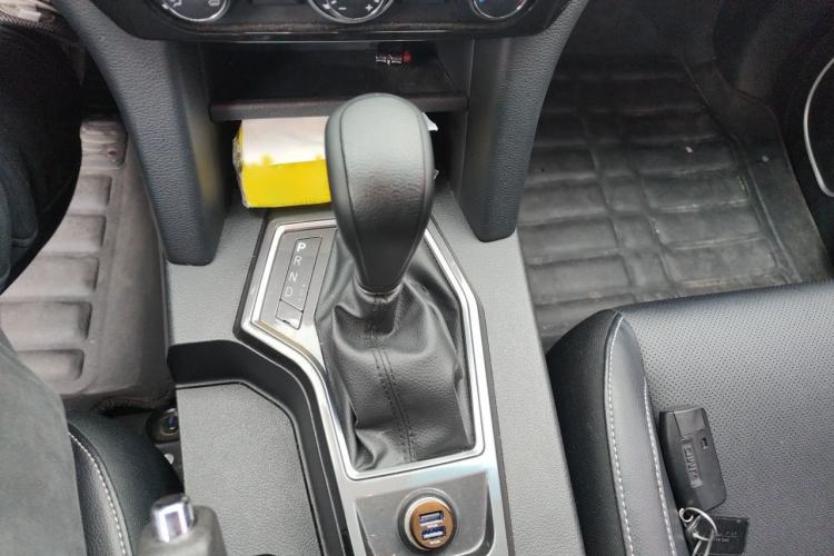 Used JMC Yuhu 7 2017 2.0T Gasoline Automatic 4x4 Luxury Edition JX4G20A5L Gear Lever