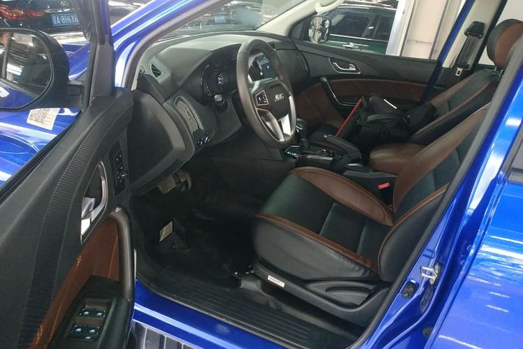 Used JMC Yuhu 7 2017 2.0T Gasoline Automatic 4x4 Luxury Edition JX4G20A5L Interior 3