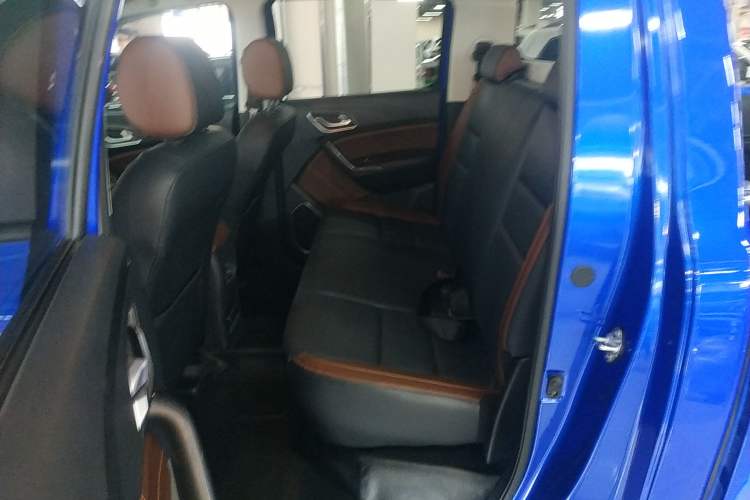 Used JMC Yuhu 7 2017 2.0T Gasoline Automatic 4x4 Luxury Edition JX4G20A5L Interior 4