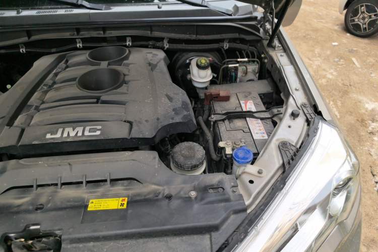 Used JMC Yuhu 7 2017 2.0T Gasoline Automatic 4x4 Ultra-Luxury Version JX4G20A5L Engine Bay Left