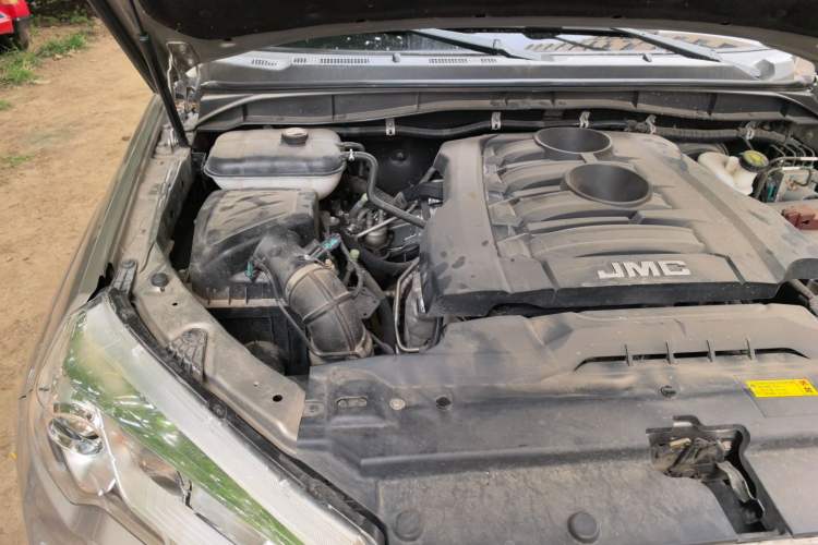 Used JMC Yuhu 7 2017 2.0T Gasoline Automatic 4x4 Ultra-Luxury Version JX4G20A5L Engine Bay Right
