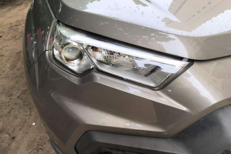 Used JMC Yuhu 7 2017 2.0T Gasoline Automatic 4x4 Ultra-Luxury Version JX4G20A5L Right Front Headlight
