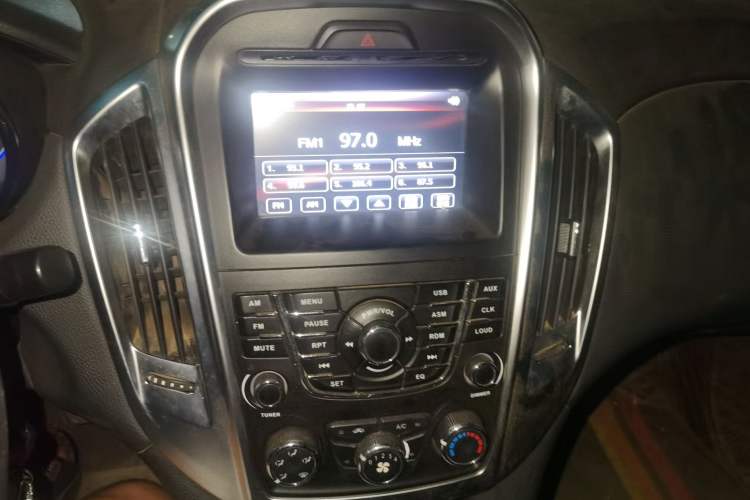 Used JMC Yuhu 7 2017 2.4T Classic Edition Diesel 4x4 Luxury Version JX4D24A5L Audio And AC Panel