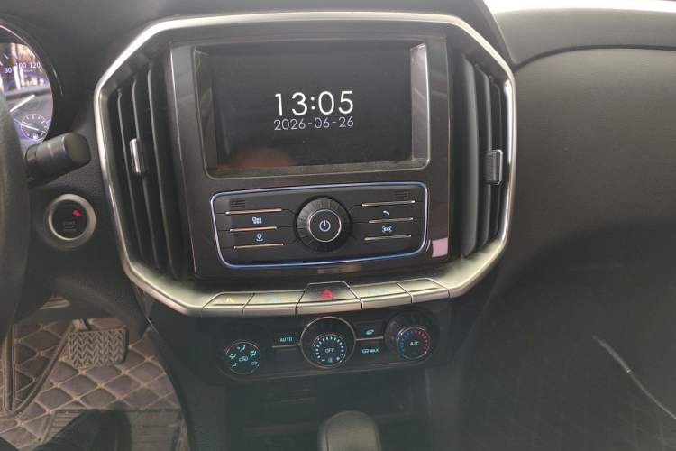 Used JMC Yuhu 7 2017 2.0T Gasoline Automatic 4x4 Ultra-Luxury Version JX4G20A5L Audio And AC Panel