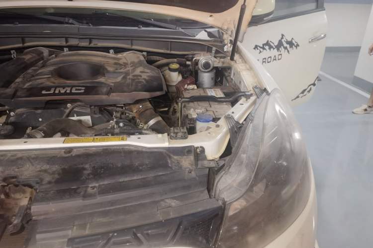 Used JMC Yuhu 7 2017 2.4T Classic Edition Diesel 4x4 Luxury Version JX4D24A5L Engine Bay Left