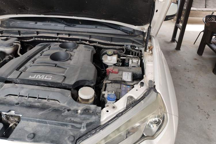 Used JMC Yuhu 7 2017 2.0T Gasoline Automatic 4x4 Ultra-Luxury Version JX4G20A5L Engine Bay Left