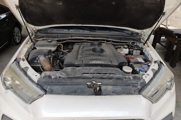 Used JMC Yuhu 7 2017 2.0T Gasoline Automatic 4x4 Ultra-Luxury Version JX4G20A5L Engine Bay