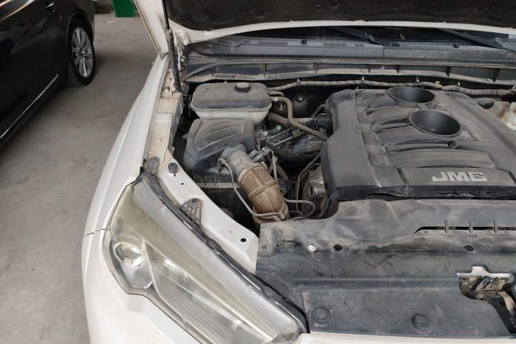 Used JMC Yuhu 7 2017 2.0T Gasoline Automatic 4x4 Ultra-Luxury Version JX4G20A5L Engine Bay Right