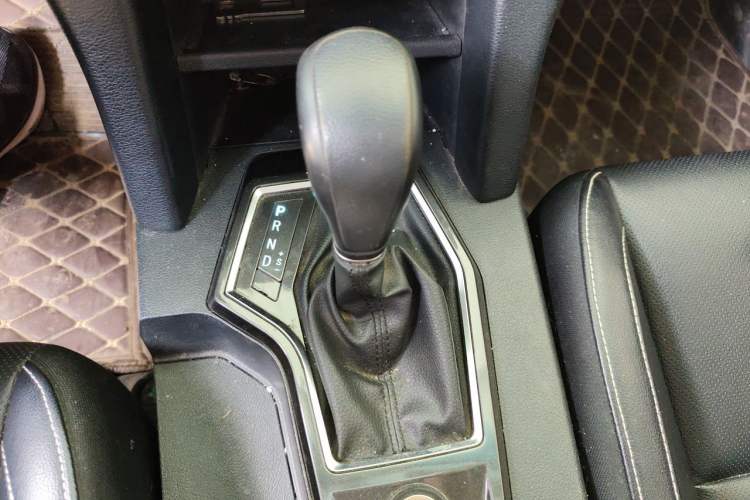 Used JMC Yuhu 7 2017 2.0T Gasoline Automatic 4x4 Ultra-Luxury Version JX4G20A5L Gear Lever