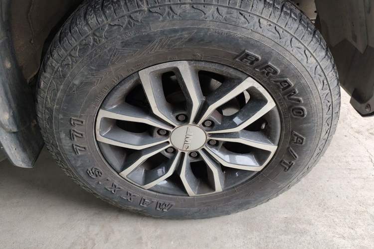 Used JMC Yuhu 7 2017 2.0T Gasoline Automatic 4x4 Ultra-Luxury Version JX4G20A5L Right Front Wheel Hub