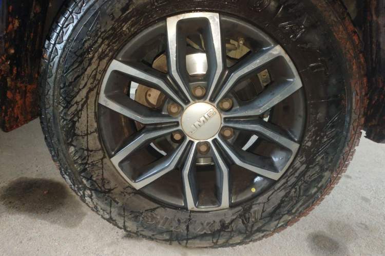Used JMC Yuhu 7 2019 2.0T Diesel Manual 4x4 Comfort Edition China VI Standard JX4D20A6L Right Front Wheel Hub