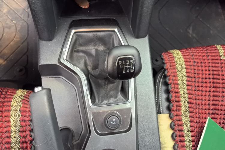 Used JMC Yuhu 7 2019 2.0T Diesel Manual 4x4 Comfort Edition China VI Standard JX4D20A6L Gear Lever