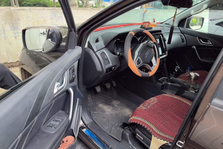 Used JMC Yuhu 7 2019 2.0T Diesel Manual 4x4 Comfort Edition China VI Standard JX4D20A6L Interior 3