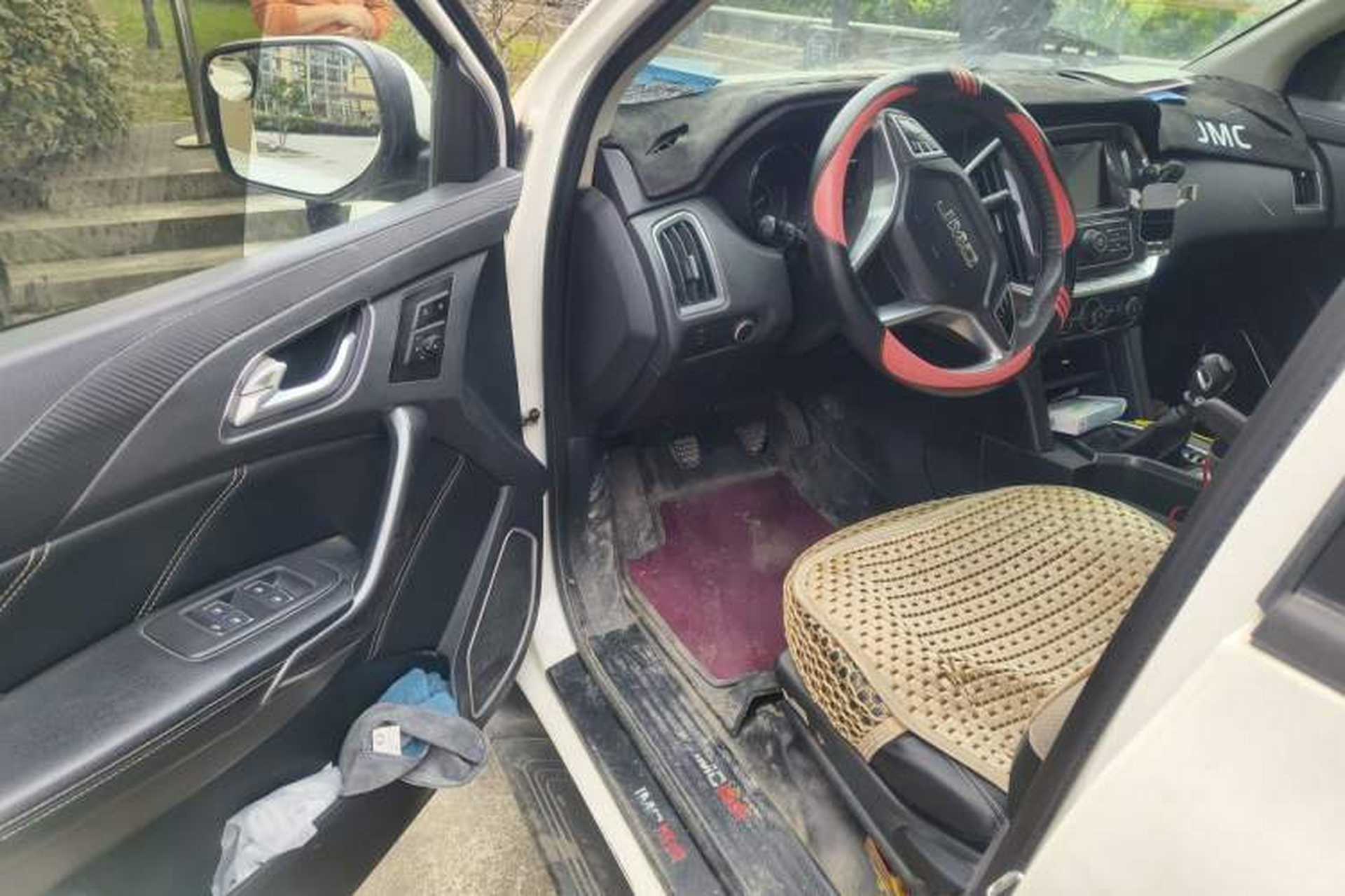 Used JMC Yuhu 7 2019 2.0T Diesel Manual 4x4 Comfort Edition China VI Standard Long Wheelbase JX4D20A6L Driver Seat