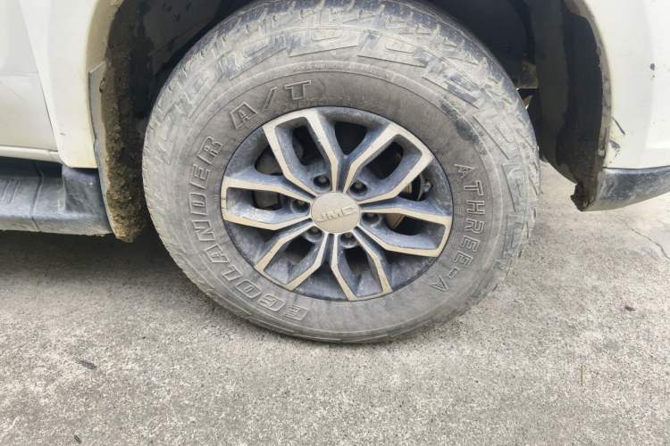 Used JMC Yuhu 7 2019 2.0T Diesel Manual 4x4 Comfort Edition China VI Standard Long Wheelbase JX4D20A6L Right Front Wheel Hub