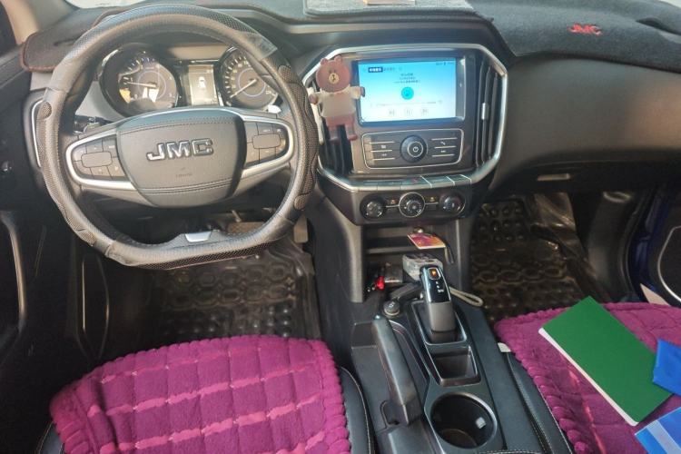 Used JMC Yuhu 7 2020 2.0T Diesel Automatic 2WD Comfort Plus Long Wheelbase China VI Emission Standard JX4D20A6L Center Console