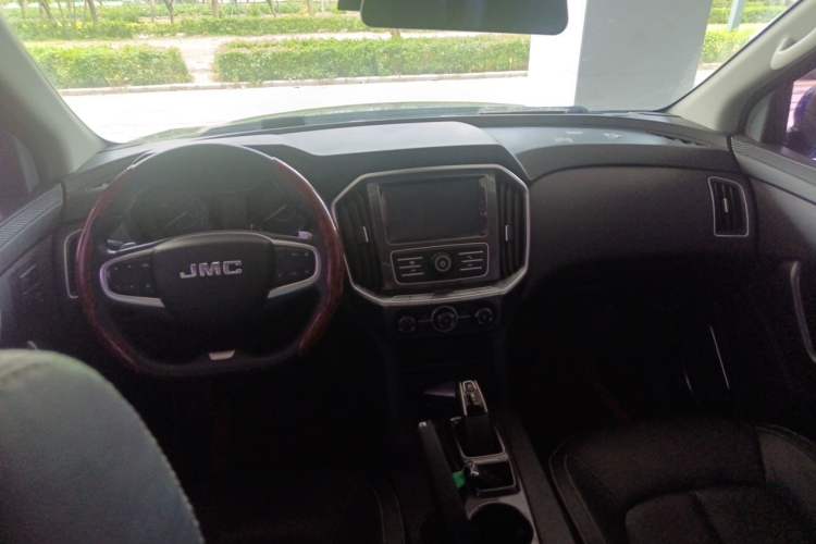 Used JMC Yuhu 7 2020 2.0T Diesel Automatic 2WD Comfort Edition Short Wheelbase China VI Emission Standard JX4D20A6L Center Console