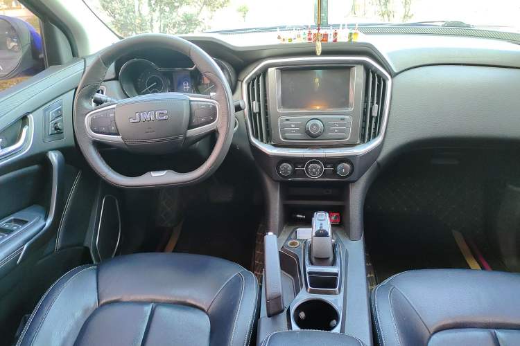 Used JMC Yuhu 7 2020 2.0T Diesel Automatic 2WD Comfort Edition Short Wheelbase China VI Emission Standard JX4D20A6L Interior 3