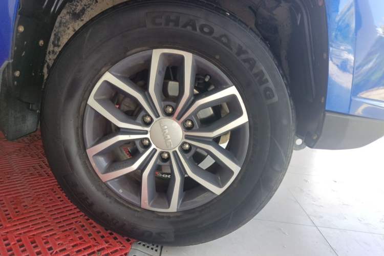 Used JMC Yuhu 7 2020 2.0T Diesel Automatic 2WD Comfort Edition Short Wheelbase China VI Emission Standard JX4D20A6L Right Front Wheel Hub