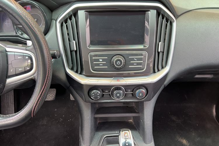 Used JMC Yuhu 7 2020 2.0T Diesel Automatic 4x4 Comfort Edition Short Wheelbase China VI Standard JX4D20A6L Audio And AC Panel
