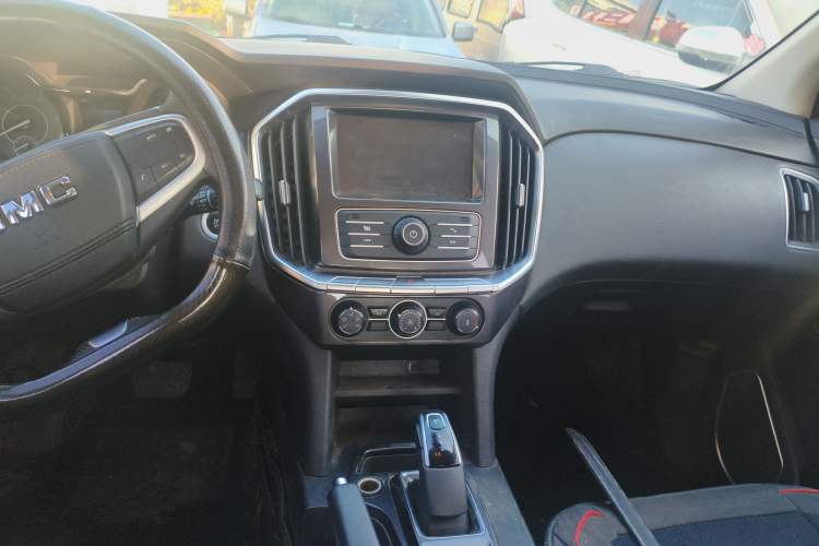 Used JMC Yuhu 7 2020 2.0T Diesel Automatic 4x4 Comfort Edition Long Wheelbase China VI Emission Standard JX4D20A6L Audio And AC Panel