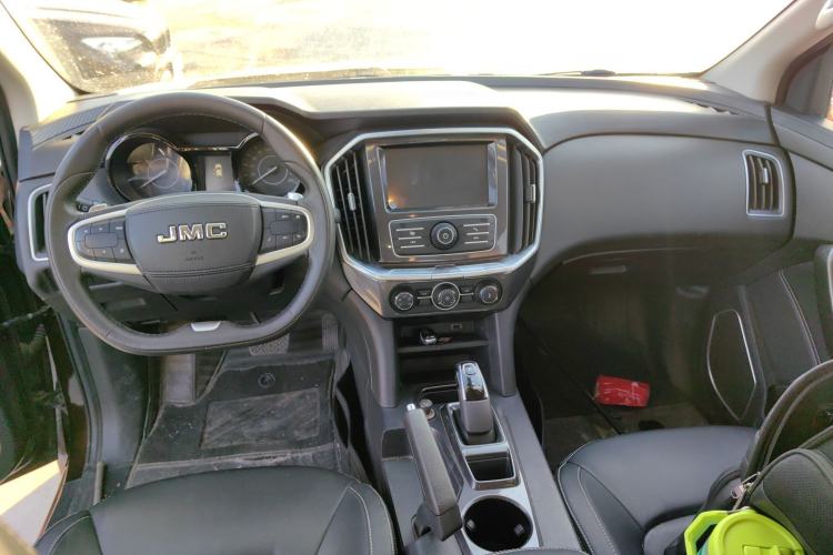 Used JMC Yuhu 7 2020 2.0T Diesel Automatic 2WD Comfort Plus Long Wheelbase China VI Emission Standard JX4D20A6L Center Console