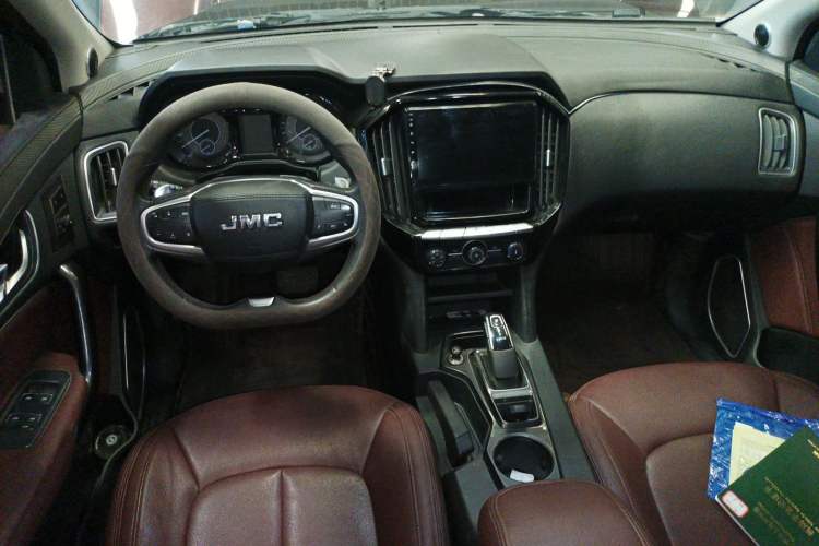 Used JMC Yuhu 7 2020 2.0T Diesel Automatic 2WD Comfort Plus Long Wheelbase China VI Emission Standard JX4D20A6L Center Console