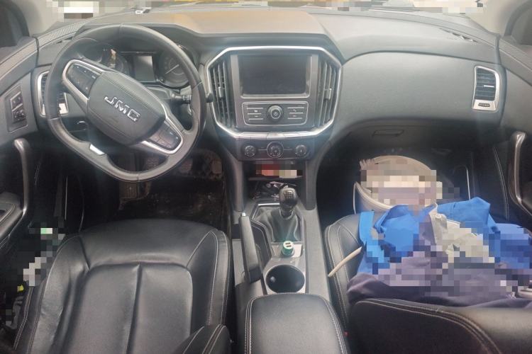 Used JMC Yuhu 7 2020 2.0T Diesel Manual 4x4 Comfort Edition Short Wheelbase China VI Emission Standard JX4D20A6L Center Console