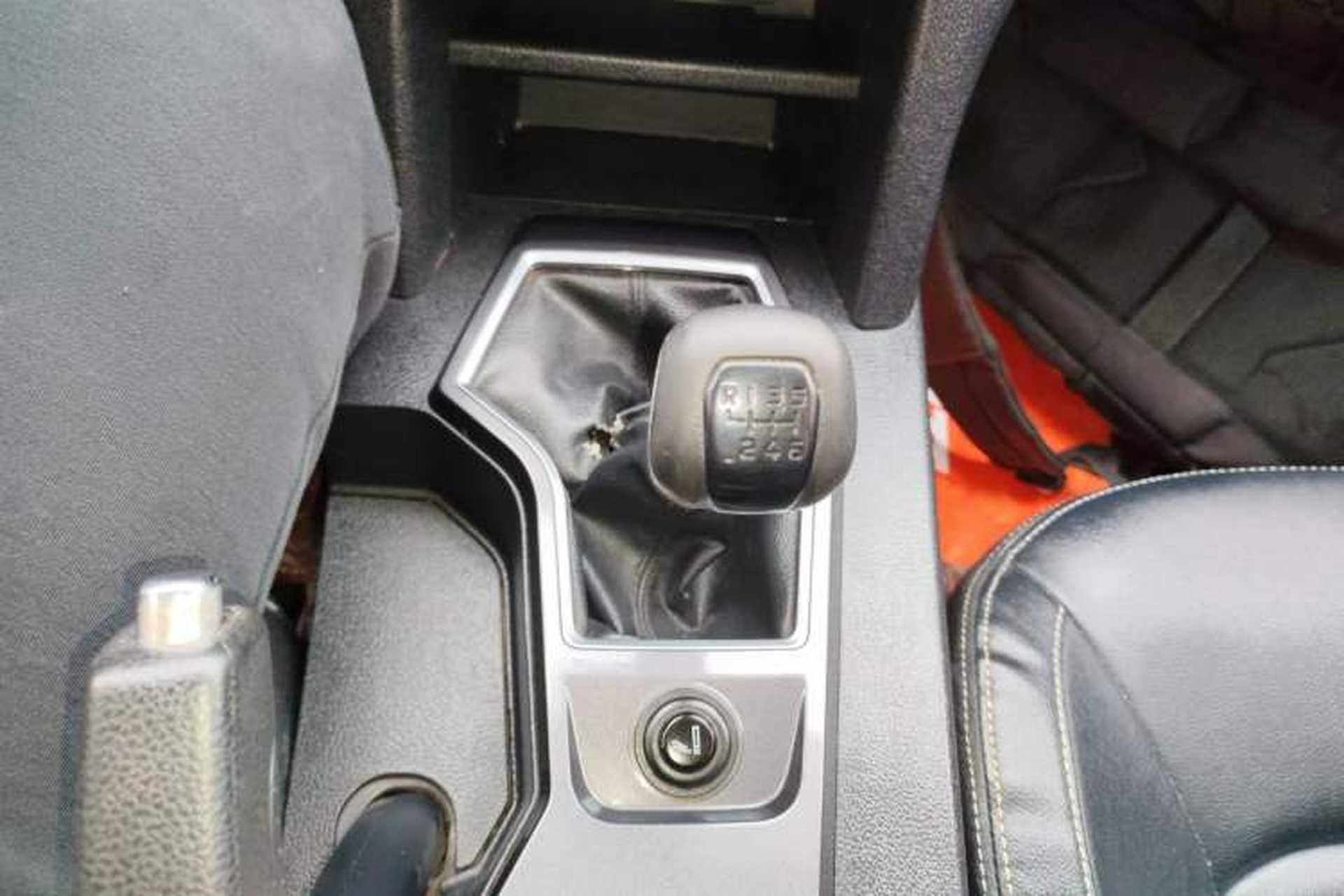 Used JMC Yuhu 7 2020 2.0T Diesel Manual Two-Wheel Drive Comfort Edition Long Wheelbase China VI Emission Standard JX4D20A6L Gear Lever