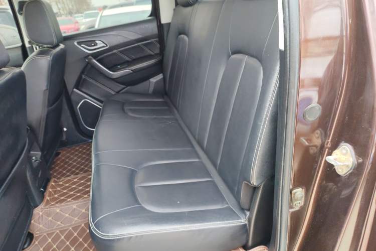 Used JMC Yuhu 7 2020 2.0T Diesel Manual Two-Wheel Drive Comfort Edition Long Wheelbase China VI Emission Standard JX4D20A6L Interior 4