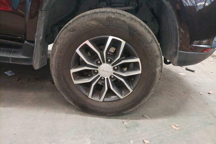 Used JMC Yuhu 7 2020 2.0T Diesel Automatic 2WD Comfort Plus Long Wheelbase China VI Emission Standard JX4D20A6L Right Front Wheel Hub