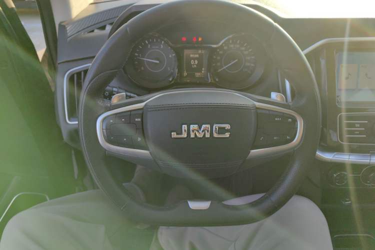 Used JMC Yuhu 7 2020 2.0T Diesel Automatic 2WD Comfort Plus Long Wheelbase China VI Emission Standard JX4D20A6L Steering Wheel