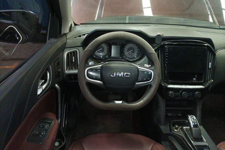 Used JMC Yuhu 7 2020 2.0T Diesel Automatic 2WD Comfort Plus Long Wheelbase China VI Emission Standard JX4D20A6L Steering Wheel