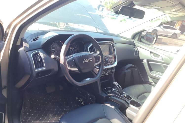 Used JMC Yuhu 7 2020 2.0T Diesel Automatic 2WD Comfort Plus Long Wheelbase China VI Emission Standard JX4D20A6L Center Console