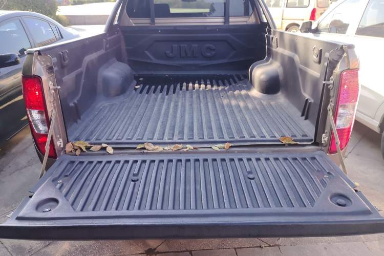 Used JMC Yuhu 7 2020 2.0T Diesel Automatic 2WD Comfort Plus Long Wheelbase China VI Emission Standard JX4D20A6L Trunk