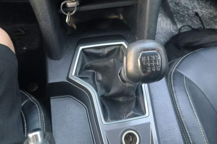 Used JMC Yuhu 7 2020 2.0T Diesel Manual Two-Wheel Drive Comfort Edition Short Wheelbase China VI Standard JX4D20A6L Gear Lever