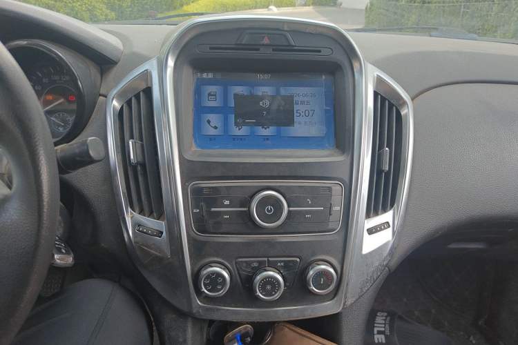 Used JMC Yuhu 7 2020 2.0T Diesel Automatic 2WD Comfort Plus Long Wheelbase China VI Emission Standard JX4D20A6L Audio And AC Panel
