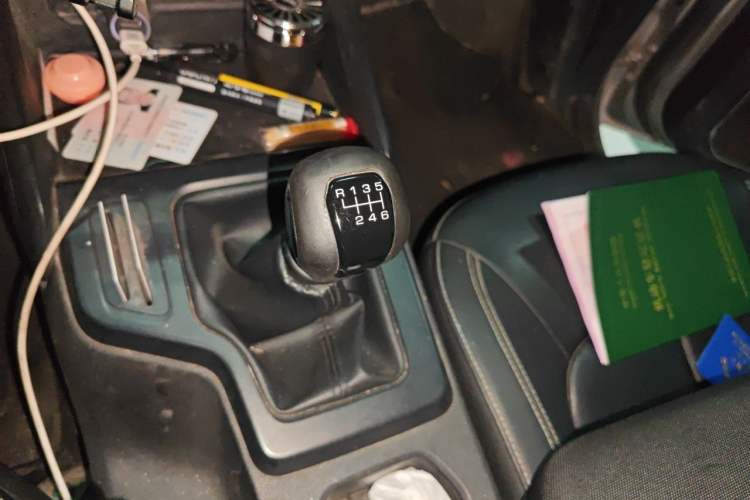 Used JMC Yuhu 7 2020 2.0T Diesel Manual Two-Wheel Drive Comfort Edition Short Wheelbase China VI Standard JX4D20A6L Gear Lever