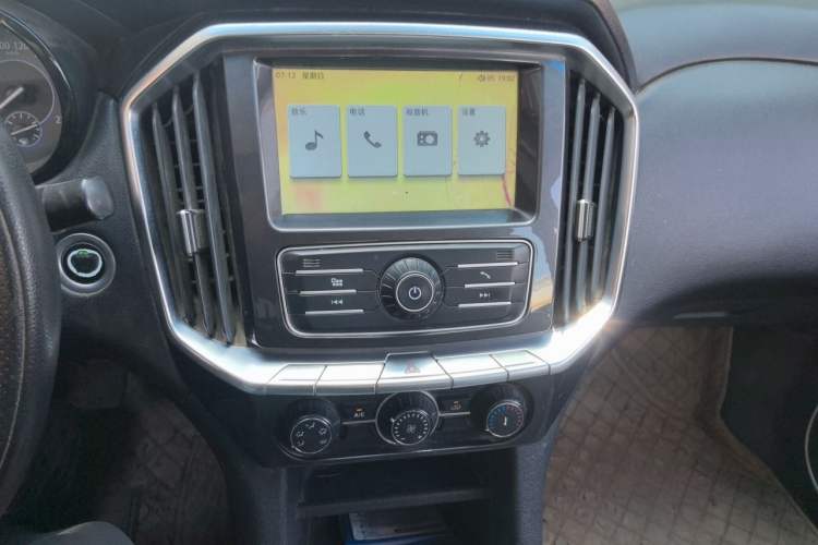 Used JMC Yuhu 7 2020 2.0T Diesel Manual 4x4 Comfort Edition Short Wheelbase China VI Emission Standard JX4D20A6L Audio And AC Panel