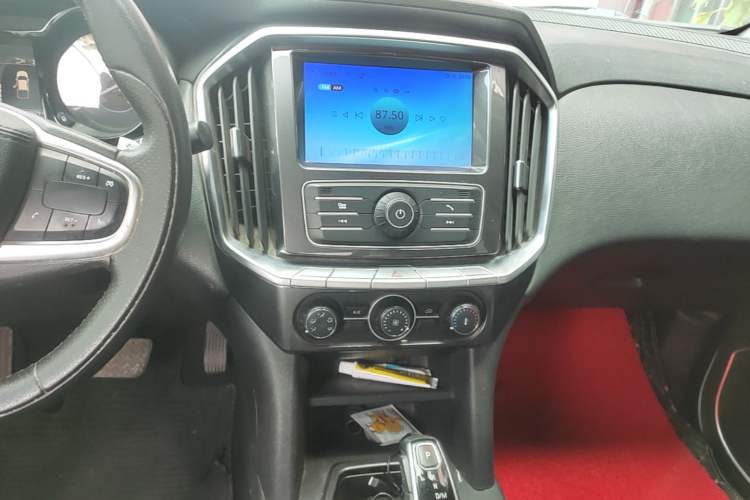 Used JMC Yuhu 7 2020 2.0T Diesel Automatic 4x4 Comfort Edition Short Wheelbase China VI Standard JX4D20A6L Audio And AC Panel