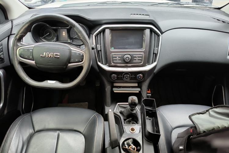 Used JMC Yuhu 7 2020 2.0T Diesel Manual 4x4 Comfort Edition Long Wheelbase China VI Emission Standard JX4D20A6L Center Console