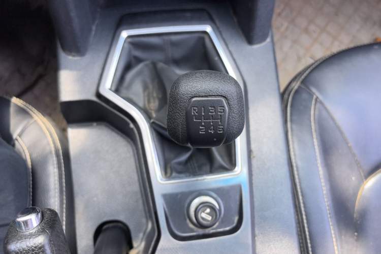 Used JMC Yuhu 7 2020 2.0T Diesel Manual 4x4 Comfort Edition Short Wheelbase China VI Emission Standard JX4D20A6L Gear Lever