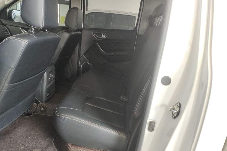 Used JMC Yuhu 7 2020 2.0T Diesel Manual 4x4 Comfort Edition Long Wheelbase China VI Emission Standard JX4D20A6L Interior 1