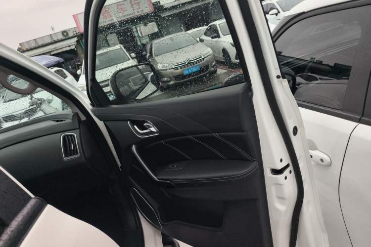 Used JMC Yuhu 7 2020 2.0T Diesel Manual 4x4 Comfort Edition Long Wheelbase China VI Emission Standard JX4D20A6L Right Front Door Interior