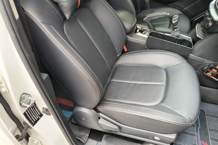 Used JMC Yuhu 7 2020 2.0T Diesel Manual 4x4 Comfort Edition Long Wheelbase China VI Emission Standard JX4D20A6L Right Front Seat