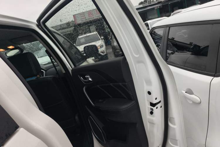 Used JMC Yuhu 7 2020 2.0T Diesel Manual 4x4 Comfort Edition Long Wheelbase China VI Emission Standard JX4D20A6L Right Rear Door Interior