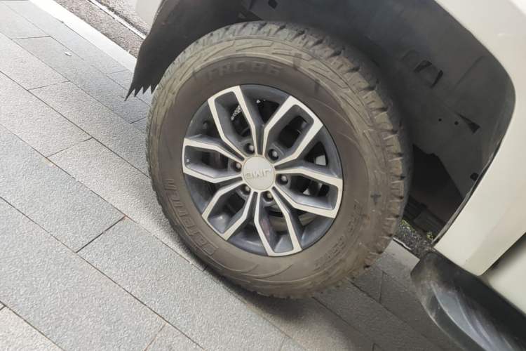Used JMC Yuhu 7 2020 2.0T Diesel Automatic 4x4 Comfort Edition Short Wheelbase China VI Standard JX4D20A6L Right Rear Wheel Hub
