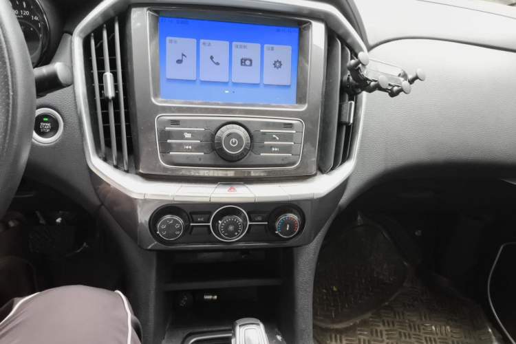 Used JMC Yuhu 7 2020 2.0T Diesel Automatic 2WD Comfort Plus Long Wheelbase China VI Emission Standard JX4D20A6L Audio And AC Panel