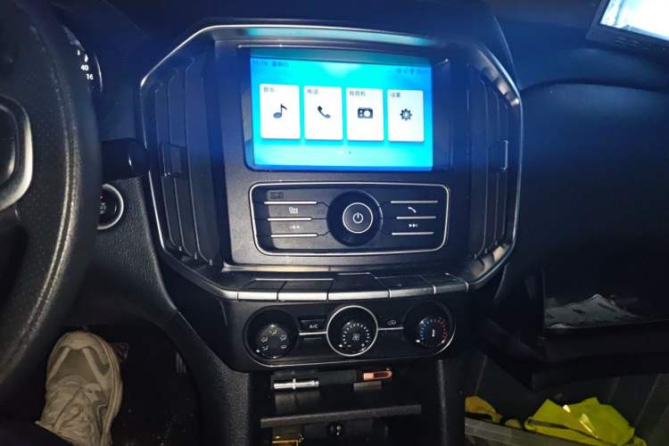 Used JMC Yuhu 7 2020 2.0T Diesel Automatic 4x4 Comfort Edition Long Wheelbase China VI Emission Standard JX4D20A6L Audio And AC Panel
