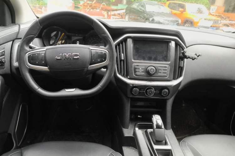 Used JMC Yuhu 7 2020 2.0T Diesel Automatic 2WD Comfort Plus Long Wheelbase China VI Emission Standard JX4D20A6L Center Console